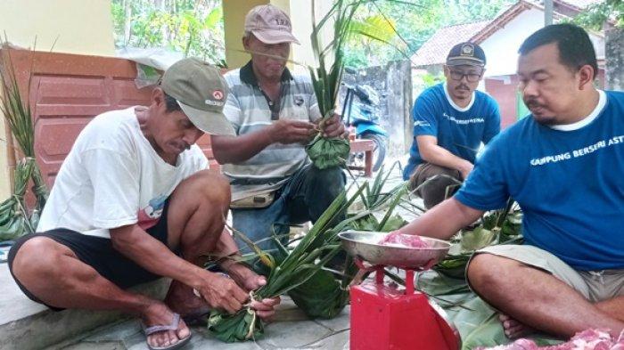 Sejumlah panitia kurban di Masjid Al Azhar, Pedukuhan Kroco, Kalurahan Sendangsari, Kapanewon Pengasih, Kabupaten Kulon Progo tengah menimbang daging kurban kemudian memasukkan ke dalam dhekon, Sabtu (9/7/2022)