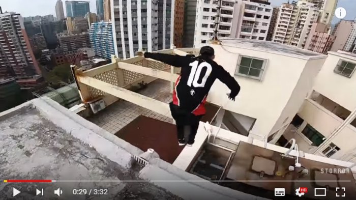 Parkour lompat di gedung tua Kecamatan Gurah 2025