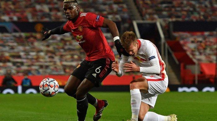 Gelandang Manchester United Prancis Paul Pogba (kiri) melakukan pelanggaran terhadap gelandang Spanyol RB Leipzig Dani Olmo saat pertandingan sepak bola grup H Liga Champions UEFA antara Manchester United dan RB Leipzig di stadion Old Trafford di Manchester, barat laut Inggris, pada 28 Oktober 2020.
