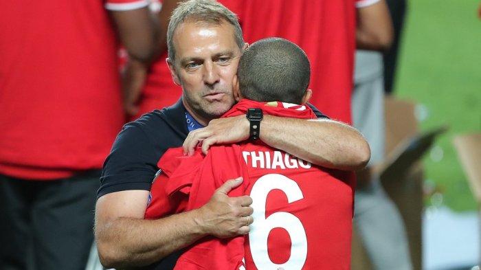 Pelatih Bayern Munich Jerman Hans-Dieter Flick merangkul gelandang Spanyol Bayern Munich Thiago Alcantara setelah pertandingan final Liga Champions UEFA antara Paris Saint-Germain dan Bayern Munich di stadion Luz di Lisbon pada 23 Agustus 2020.