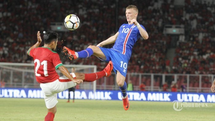 Pemain Timnas Indonesia, Andik Vermansah berebut bola dengan pemain Islandia, Albert Gudmundsson dalam laga uji coba di Stadion Utama Gelora Bung Karno, Minggu (14/1/2018). Timnas Indonesia kalah 1-4 dari Islandia.