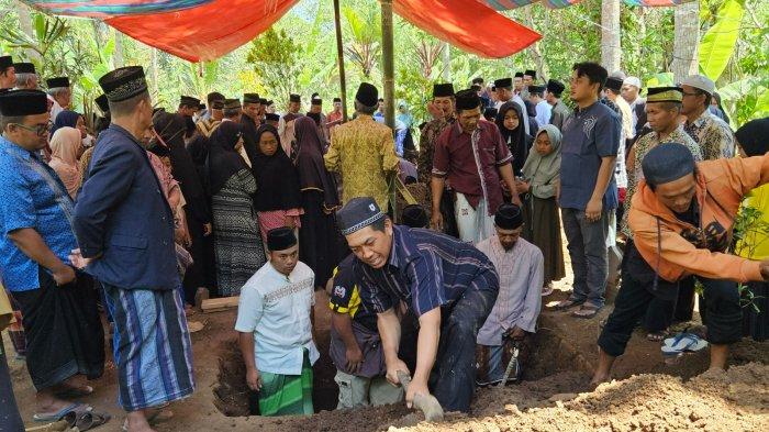 Prosesi pemakaman jenazah tiga anggota keluarga asal Magelang yang tewas dalam insiden kecelakaan tunggal yang melibatkan Bus Handoyo