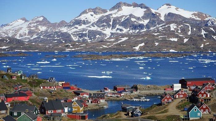 Pemandangan sebuah desa di Greenland. Terlihat salju abadi yang menghilang di pegunungan.
