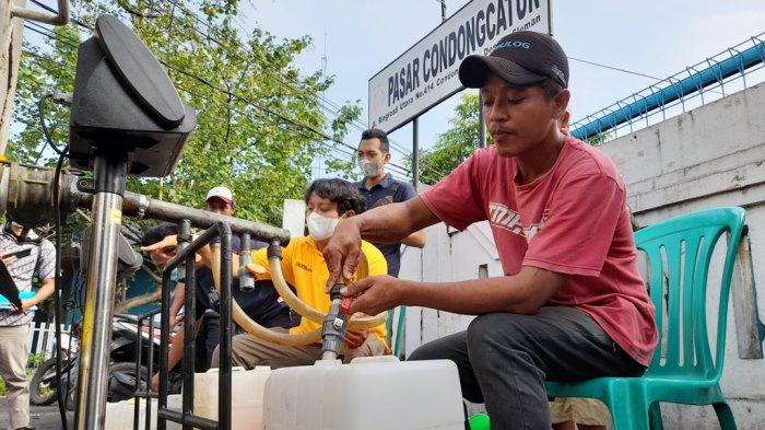Proses penakaran minyak goreng curah di depan Pasar Condongcatur,  tepat di Jalan Ring Road Utara Nomor 414, Padukuhan Ngringin, Kalurahan Condongcatur, Kapanewon Depok, Kabupaten Sleman, DI Yogyakarta, Jumat (20/5/2022) pagi.