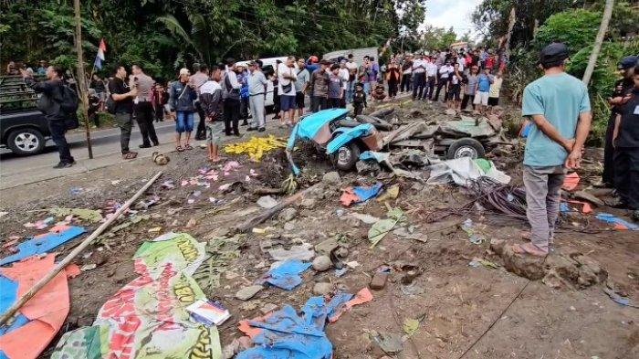 REMUK : Penampakan mobil angkot yang mengalami kecelakaan dengan truk dump pengangkut pasir di Jalan Provinsi Magelang–Purworejo, tepatnya di wilayah Desa Kalijambe, Kecamatan Bener, Kabupaten Purworejo, Jawa Tengah, pada Rabu (7/5/2025) sekitar pukul 11.00 WIB.