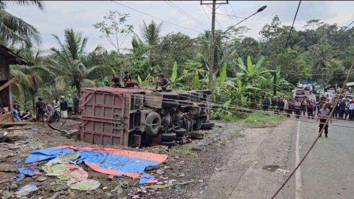 TERGULING : Penampakan truk dump pengangkut pasir yang mengalami kecelakaan dengan mobil angkot di Jalan Provinsi Magelang–Purworejo, tepatnya di wilayah Desa Kalijambe, Kecamatan Bener, Kabupaten Purworejo, Jawa Tengah, pada Rabu (7/5/2025) sekitar pukul 11.00 WIB.