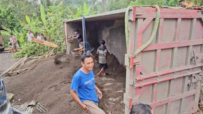 TERGULING : Penampakan truk dump pengangkut pasir yang mengalami kecelakaan dengan mobil angkot di Jalan Provinsi Magelang–Purworejo, tepatnya di wilayah Desa Kalijambe, Kecamatan Bener, Kabupaten Purworejo, Jawa Tengah, pada Rabu (7/5/2025) sekitar pukul 11.00 WIB.