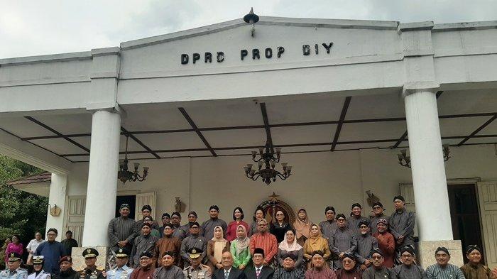 Para anggota DPRD DIY bersama jajaran Pemda DIY berfoto bersama dengan Sri Sultan Hamengku Buwono (HB) X seusai penetapan Hari Jadi DIY, Rabu (13/3/2024)