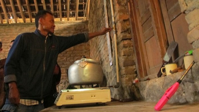 Warga Desa Mundu memperagakan penggunaan instalasi biogas yang berasal dari limbah ternak sapi, Sabtu (25/2/2017).