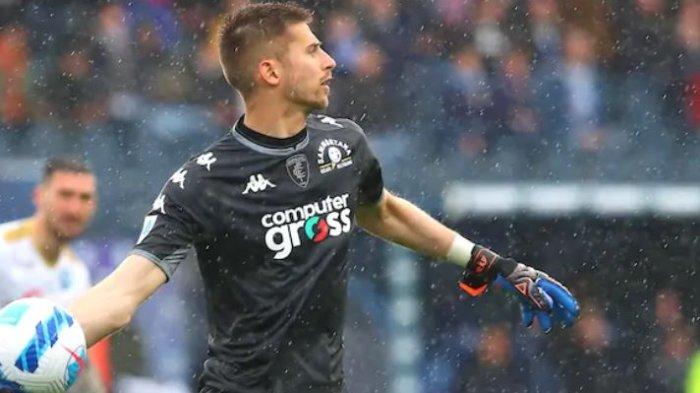 penjaga gawang Guglielmo Vicario