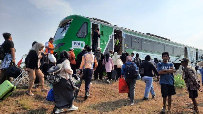 Para Penumpang Kereta Api (KA) Argo Semeru dan KA Argo Wilis yang anjlok di kawasan Sentolo, Kulon Progo, Selasa (17/11/2023) siang dievakuasi menggunakan KA YIA Xpress
