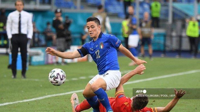Pemain depan Italia Giacomo Raspadori (kiri) mengontrol bola selama pertandingan sepak bola Grup A UEFA EURO 2020 antara Italia dan Wales di Olimpico Roma pada 20 Juni 2021.