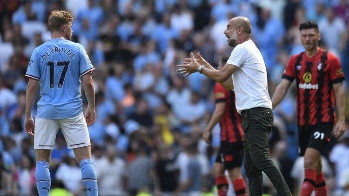 Pelatih Man City, Pep Guardiola, memberikan instruksi buat Kevin De Bruyne dalam laga Premier League alias Liga Inggris 2022-2023 kontra Bournemouth di Stadion Etihad, Sabtu 13 Agustus 2022. Terkini, Guardiola bersiap menyongsong laga Piala FA Man City vs Arsenal di Stadion Etihad, Sabtu (28/1/2023) dini hari WIB.