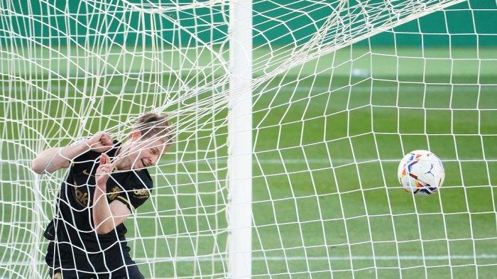 Gelandang Barcelona Frenkie De Jong mencetak gol pembuka pada pertandingan sepak bola liga Spanyol antara Elche CF dan FC Barcelona di stadion Martinez Valero di Elche pada 24 Januari 2021.