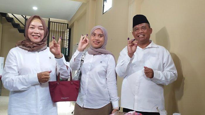 Calon Bupati nomor urut 2, Harda Kiswaya bersama keluarga mencoblos di TPS 10 kowanan, Sidoagung Godean Sleman.
