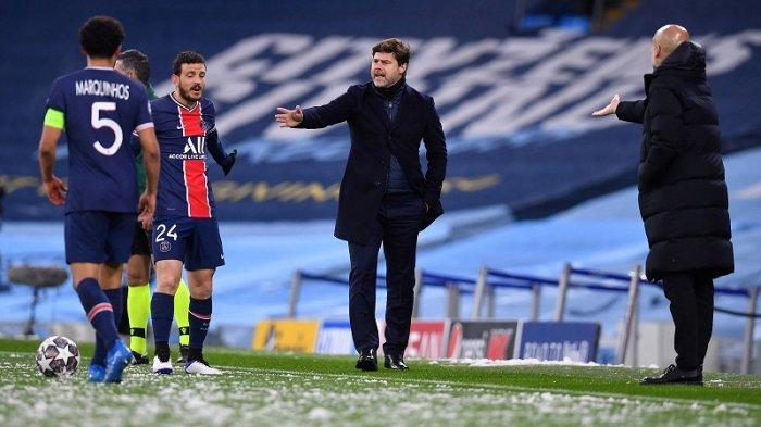 Pelatih Paris Saint-Germain Mauricio Pochettino (tengah) dan manajer Manchester City Pep Guardiola (kanan) memberikan arahan kepada para pemain pada pertandingan semifinal leg kedua Liga Champions UEFA antara Manchester City dan Paris Saint-Germain (PSG) di Stadion Etihad di Manchester, Inggris barat laut, Rabu 5 Mei 2021.