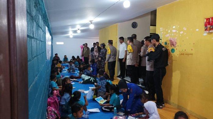 Anak-anak sedang belajar di Pojok Baca Pelita Bahari Ditpolariud Polda DIY di Sadeng, Girisubo, Gunungkidul