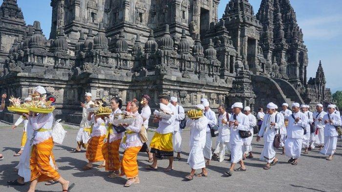 Umat Hindu saat melaksanakan pradaksina dan tawur agung kesanga di kompleks Candi Prambanan, Sleman, DI Yogyakarta.