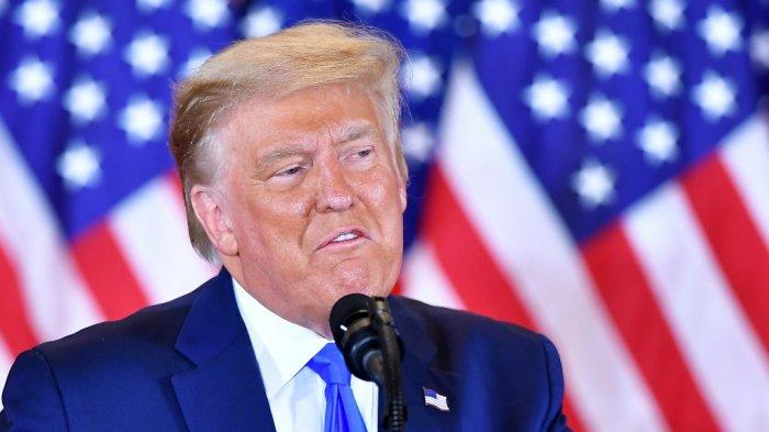 Presiden AS Donald Trump berbicara pada malam pemilihan di Ruang Timur Gedung Putih di Washington, DC, pada awal 4 November 2020.