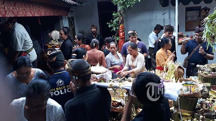Prosesi ngilehin kajang dalam rangkaian upacara pengabenan Made Indra Navicula