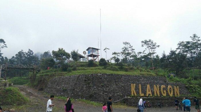 Sejumlah pengunjung dan pesepeda di kawasan Bukit Klangon, Kalitengah Lor, Glagaharjo, Cangkringan, SlemaN. Aktifitas Gunung Merapi mulai menunjukkan perkembangan signifikan menyusul terjadinya guguran lava akhir pekan ini.