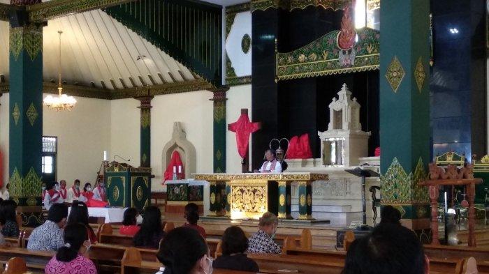 Umat Katolik Paroki Ganjuran mengikuti Ibadah Jumat Agung di Gereja Hati Kudus Yesus Ganjuran, Bantul, Jumat (02/04/2021)