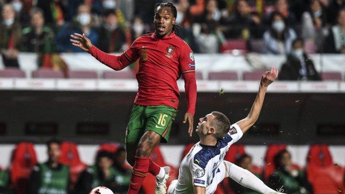 Renato Sanches vs Strahinja Pavlovic di kualifikasi Piala Dunia FIFA Qatar 2022 antara Portugal vs Serbia di stadion Luz di Lisbon, 14 November 2021.