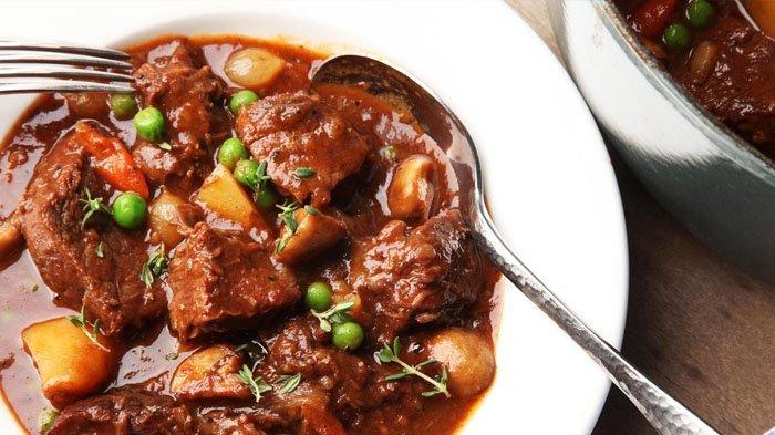 Hidangan resep semur daging.
