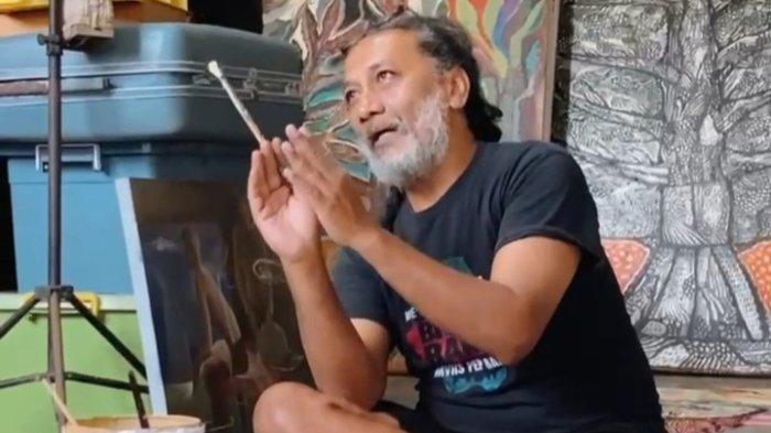 amuel Indratma. Perupa kontemporer. Salah satu peserta pameran seni rupa yang bertajuk Tabon. Penggagas Pasar Jembar. Samuel adalah penggagas Apotik Komik, dan Wayang Lostang ini dijuluki sebagai Presiden Mural.