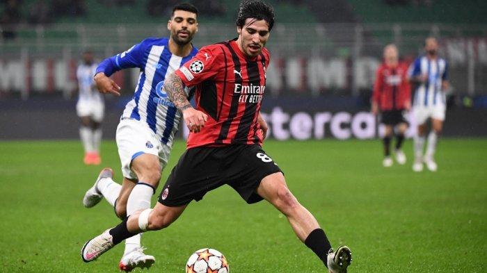 Sandro Tonali vs Mehdi Taremi di Liga Champions antara AC Milan vs Porto pada 3 November 2021 di stadion San Siro di Milan.