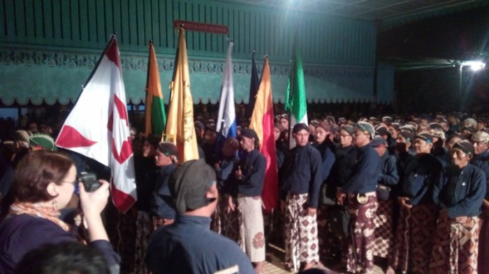 Dalam Tradisi Lampah Budaya Mubeng Beteng, sejumlah abdi dalem Keraton Ngayogyakarta Hadiningrat membawa klebet (bendera). Jumat (22/9/2017) dini hari.