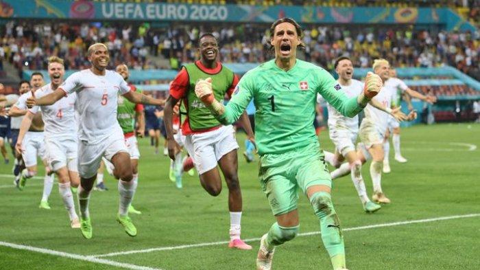 Selebrasi Yann Sommer usai menjadi pahlawan kemenangan Swiss pada adu penalti lawan Prancis di babak 16 besar Euro 2020 di Stadion Nasional, Bukarest, Rumania, Selasa (29/6/2021) dini hari WIB.