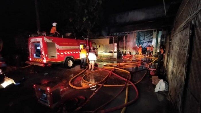 petugas pemadam kebakaran sedang melakukan operasi pemadaman