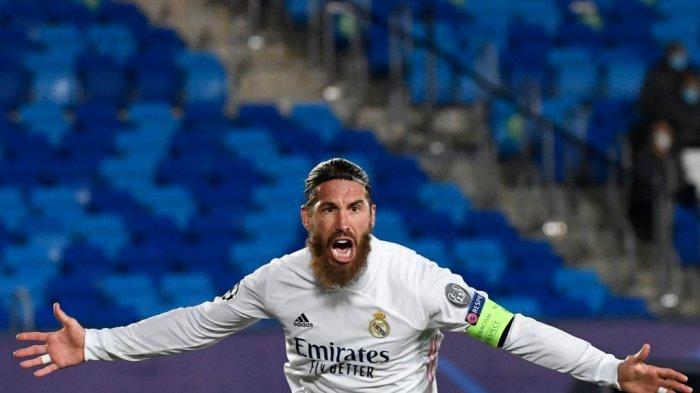 Bek Spanyol Real Madrid Sergio Ramos merayakan golnya dalam pertandingan sepak bola grup B Liga Champions UEFA antara Real Madrid dan Inter Milan di stadion Alfredo di Stefano di Valdebebas, di pinggiran Madrid, pada 3 November 2020.