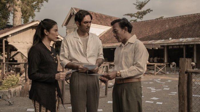 Dasiyah (Dian Sastrowardoyo), Soeraja (Ario Bayu) dan Idroes Muria (Rukman Rosadi) di serial Netflix Gadis Kretek (2023)