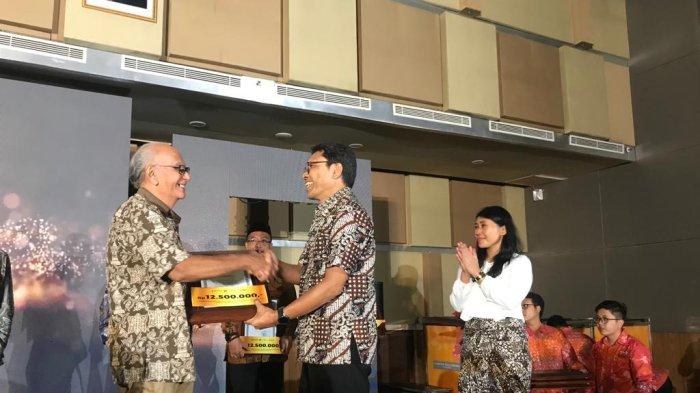 Penjabat Wali Kota Singgih Raharjo didampingi Kepala Dinas Kebudayaan Kota Yogyakarta, Yetti Martanti menyerahkan penghargaan kepada pemilik pengelola WBCB.