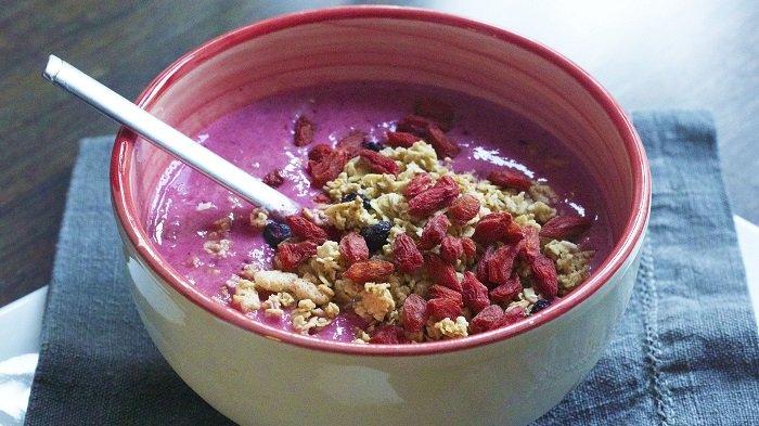 Ilustrasi smoothie goji berry.