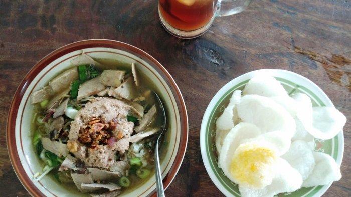 Penulis sedang membuat soto Sokaraja di asrama