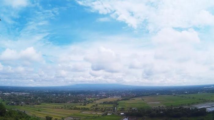 Pemandangan dari Spot Riyadi di Dusun Dawangsari, Desa Sambirejo, Kecamatan Prambanan, Kabupaten Sleman, Jogja.