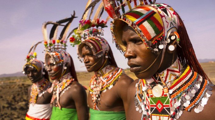 Sebuah Suku di Kenya, Afrika. Kenya dikenal karena mempunyai barang pelari jarak jauh yang andal.