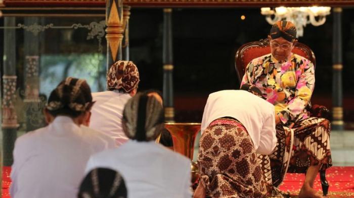 Acara sungkem kepada Raja Keraton Sri Sultan Hamengkubuwono X.