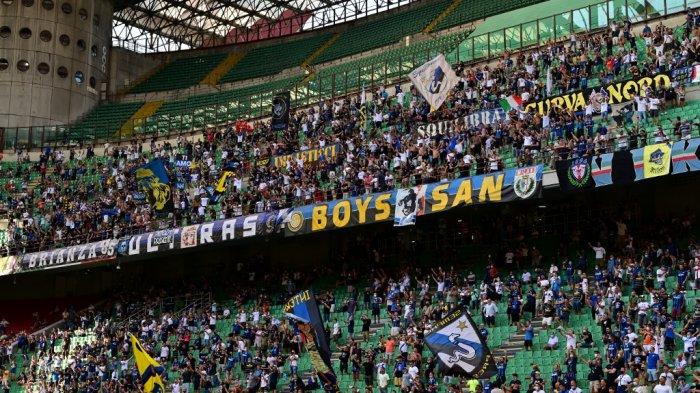 Suporter Curva Nord memenuhi tribun di Liga Italia Serie A Inter Milan vs Genoa di stadion San Siro di Milan, pada 21 Agustus 2021.