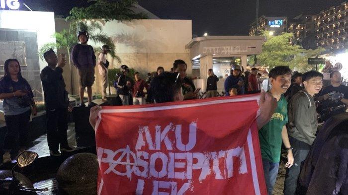 MERIAH: Spanduk suporter pasoepati ikut memeriahkan keberhasilan PSIM Yogyakarta promosi ke Liga 1 di Tugu Jogja, Senin (17/2/2025).