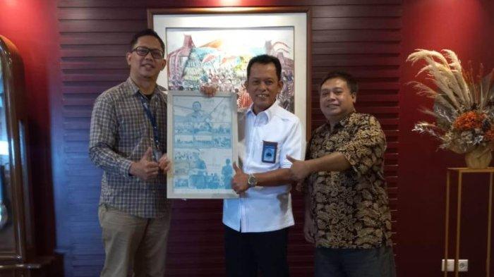 GM Bisnis Tribun Jogja, Danang Purwoko didampingi Pemimpin Redaksi Tribun Jogja, Ribut Raharjo menyerahkan suvenir kepada Dirut Bank BPD DIY, Santoso Rohmad.