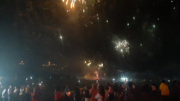 Kawasan Pantai Parangtritis, Kabupaten Bantul menjadi salah satu jujukan masyarakat untuk menikmati momen pergantian tahun.