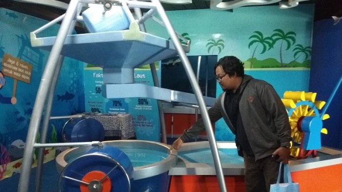 Seorang pengunjung saat mencoba menyaksikan satu wahana baru di Jogja Bay, yaitu Museum Air, Water for Life usai dibuka secara resmi, Sabtu (13/10/2018). 