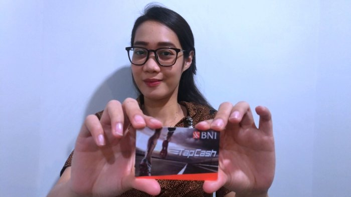 Karyawan BNI Kantor Cabang Yogyakarta menunjukkan kartu Tapcash, sebagai alat pembayaran non tunai, Kamis (19/10/2017).