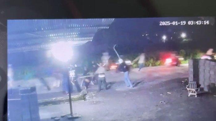 Rekaman CCTV yang memperlihatkan aksi tawuran antar kelompok remaja di Seloboro, Kecamatan Salam, Kabupaten Magelang