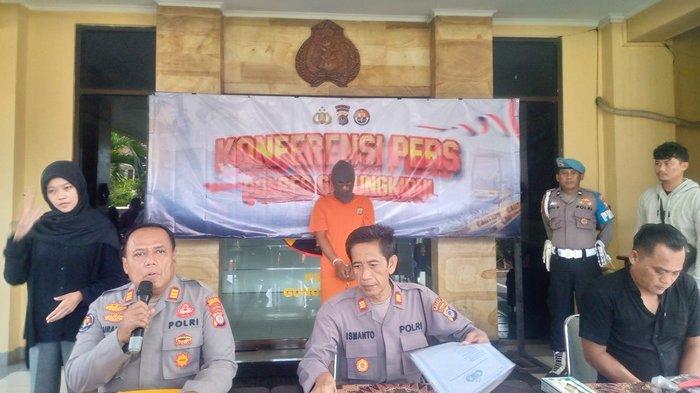 Tersangka pencurian kayu saat dihadirkan dalam pers rilis di Mako Polres Gunungkidul pada Kamis (16/1/2025) kemarin.