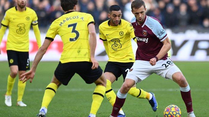 Tomas Soucek vs Marcos Alonso di Liga Inggris antara West Ham United vs Chelsea di The London Stadium, di London timur pada 4 Desember 2021.